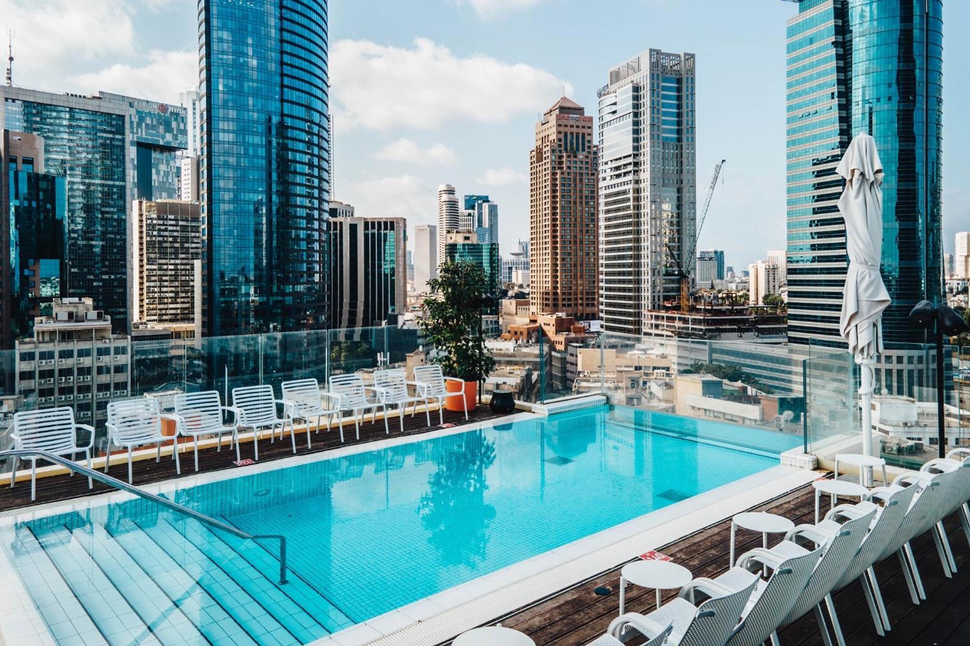 Hotel Indigo Tel Aviv - Diamond District By Ihg Giv'atayim Exterior foto The rooftop pool at the hotel